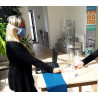 Il s'agit d'un ecran en plexiglas qui sert de barrière physique contre la propagation des germes entre les employés et les clien