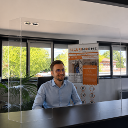 Écran de protection transparent pour comptoir et caisse