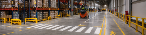 Entrepôt logistique avec marquage au sol et circulation d'un chariot élévateur - Securinorme